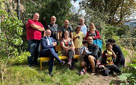Feestelijke uitreiking Buur&BuurtBankje bij De JoJo in Sassenheim!