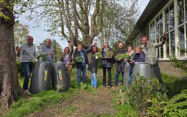 Tuinambassadeurs maken winnaars blij met regenton