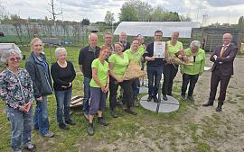 Zelfoogsttuin Elsgeesterhof ontvangt oorkonde van Fairtrade Teylingen