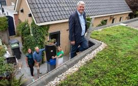  Steeds meer daken in Boerenburg kleuren groen
