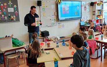 Afvalcoach op schoolbezoek bij 'Lotte ruimt op'