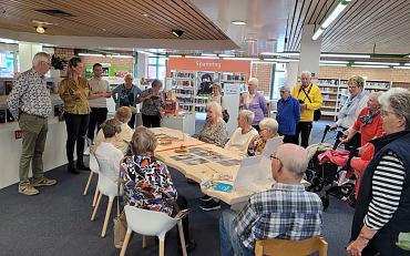 Tafel van Bollenstreekhout geopend in Bibliotheek Sassenheim