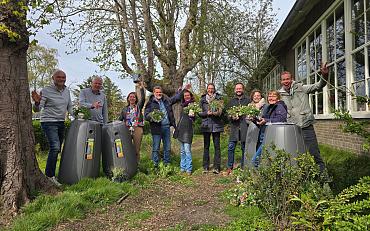 Tuinambassadeurs maken winnaars blij met regenton
