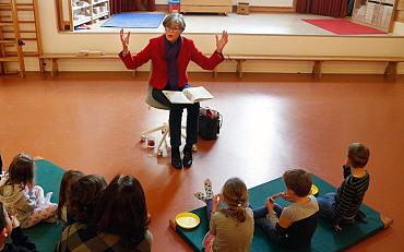 Wethouder Heleen Hooij leest voor op De Dag van de Duurzaamheid