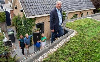  Steeds meer daken in Boerenburg kleuren groen