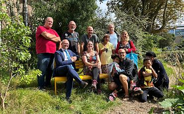 Feestelijke uitreiking Buur&BuurtBankje bij De JoJo in Sassenheim!