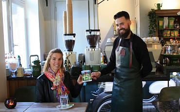 Teylingen Fairtrade deelt kaarten met theezakjes uit aan horeca