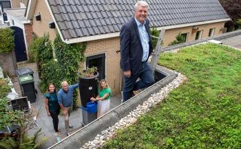 Steeds meer daken in Boerenburg kleuren groen