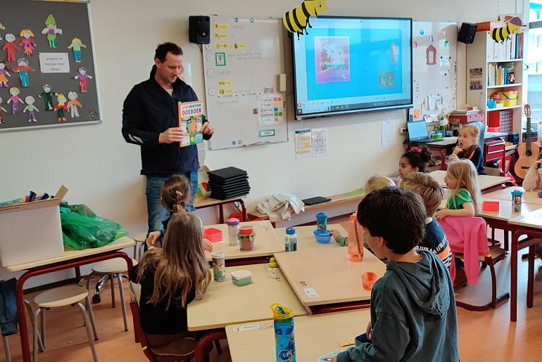 Afvalcoach op schoolbezoek bij 'Lotte ruimt op'