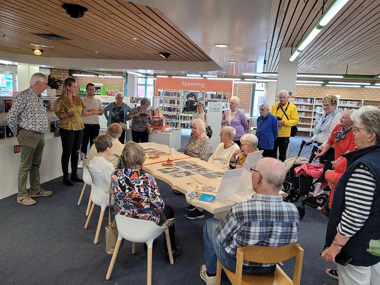 Tafel van Bollenstreekhout geopend in Bibliotheek Sassenheim