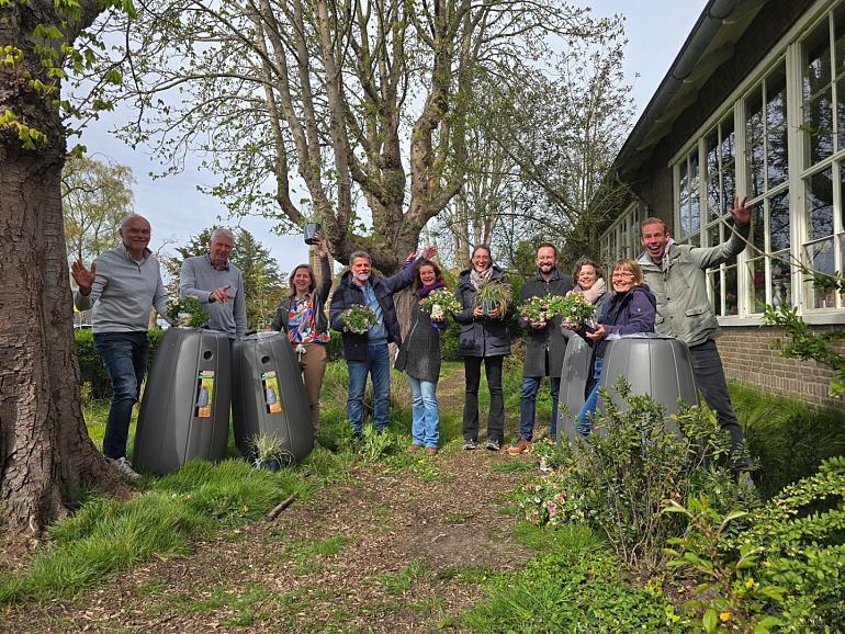 Tuinambassadeurs maken winnaars blij met regenton