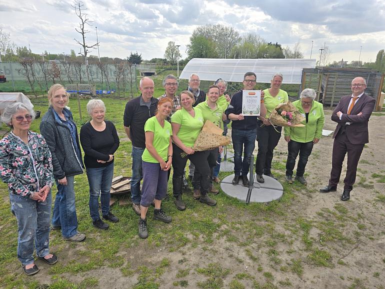 Zelfoogsttuin Elsgeesterhof ontvangt oorkonde van Fairtrade Teylingen