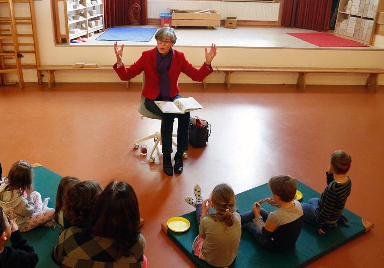 Wethouder Heleen Hooij leest voor op De Dag van de Duurzaamheid