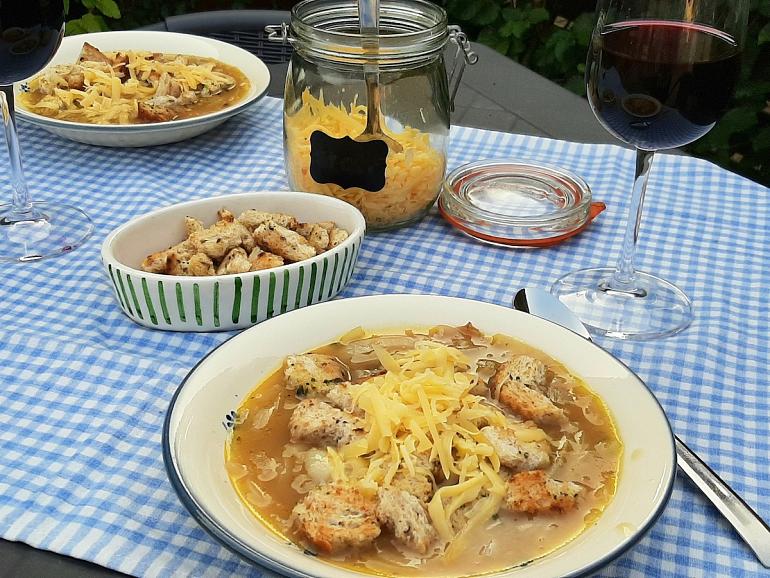 Rijker dan je denkt... Uiensoep met croutons!