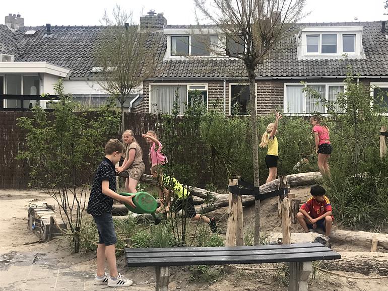 Regenton voor Ontdekplein Farèlschool