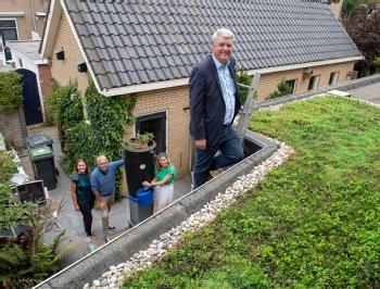  Steeds meer daken in Boerenburg kleuren groen